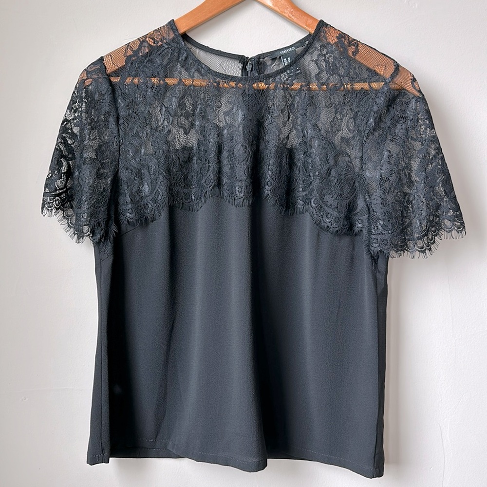 FOREVER 21 Black lace top size M - looks expensive